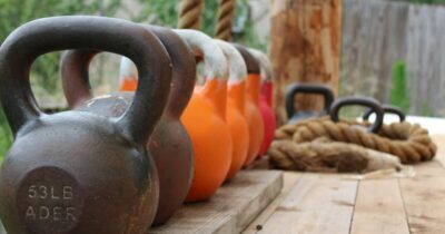 Accesorios Clave para Potenciar tu Entrenamiento de Fuerza