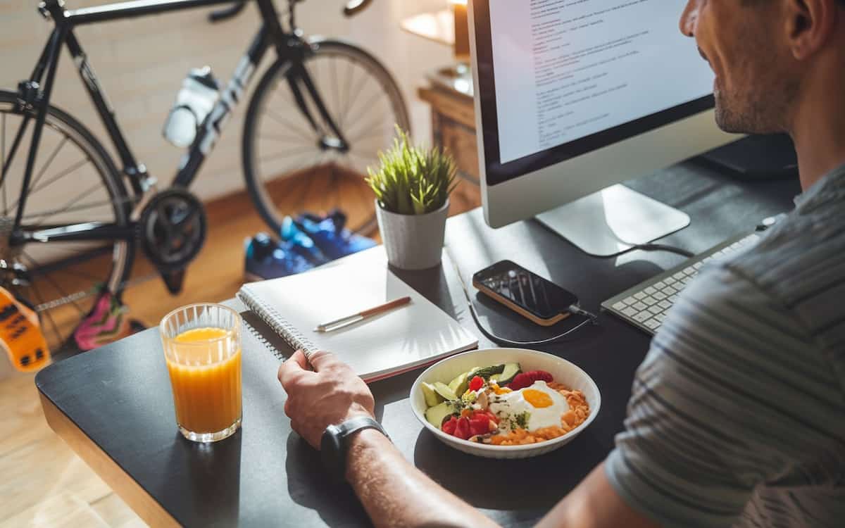 Corredores y ciclistas entrenando para un guest post en Sporvit